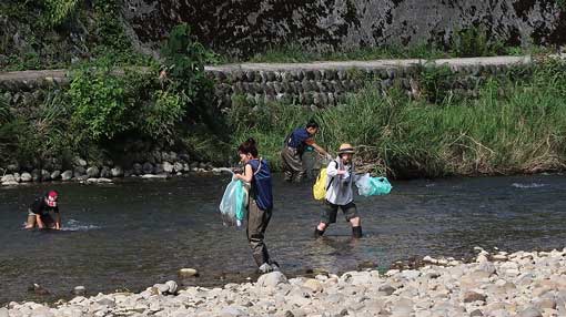 「女川に菜の花油の灯をともす会」の浅野川での活動の様子